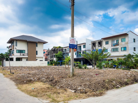 For SaleLandLadkrabang, Suwannaphum Airport : Land for sale, beautiful corner plot, 149.5 sq m, Phatthanakan 69, Muang Thong Gardens Village, suitable for building a house, living, office