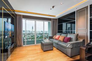 For RentCondoRama9, Petchburi, RCA : Luxury Circle Condominium Two-Bedroom for Rent
