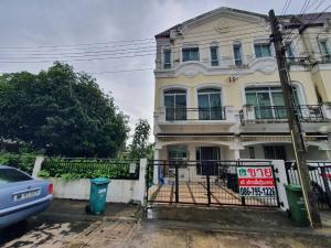 For SaleTownhouseKaset Nawamin,Ladplakao : Townhome for sale, 3 floors, in the middle of the city, Swiss Town, 53.6 sq m, Kaset Nawamin. Prasert Manukit, behind the rim, has a large garden, like a detached house, a lot of parking