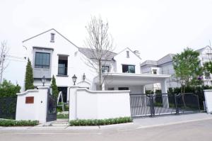 For RentHousePattanakan, Srinakarin : Brand new house for rent, luxury, Nantawan, Rama 9, Krungthep Kreetha There is a fountain in front of the house.