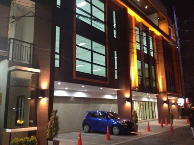 For RentShophouseRama 8, Samsen, Ratchawat : 5 storey commercial building for rent on Rama 3 Road - Narathiwat, decorated and air-conditioned throughout the building.