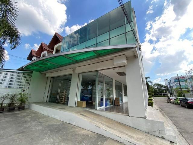 For RentOfficeLadprao101, Happy Land, The Mall Bang Kapi : 3-storey office building for rent, Soi Ladprao 101 (Pho Kaeo), near Ramintra Express. Kaset Nawamin Road Suitable for clinics, offices, warehouses