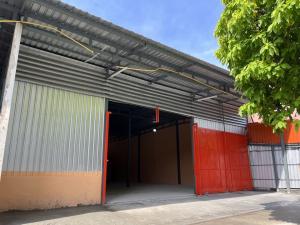For RentWarehouseRatchadapisek, Huaikwang, Suttisan : #Rent for Din Daeng warehouse, roof height 7 meters, area 375 square meters: parking spaces both inside and outside the fence. 6 wheeler can enter Soi 2, en-suite bathroom, electricity and water supply ready: rent 79,000 baht/month, 1-3 year contract: ent