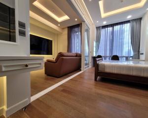 ให้เช่าคอนโดวิทยุ ชิดลม หลังสวน : Muniq Langsuan - Beautifully Furnished 1 Bedroom / Ready To Move In