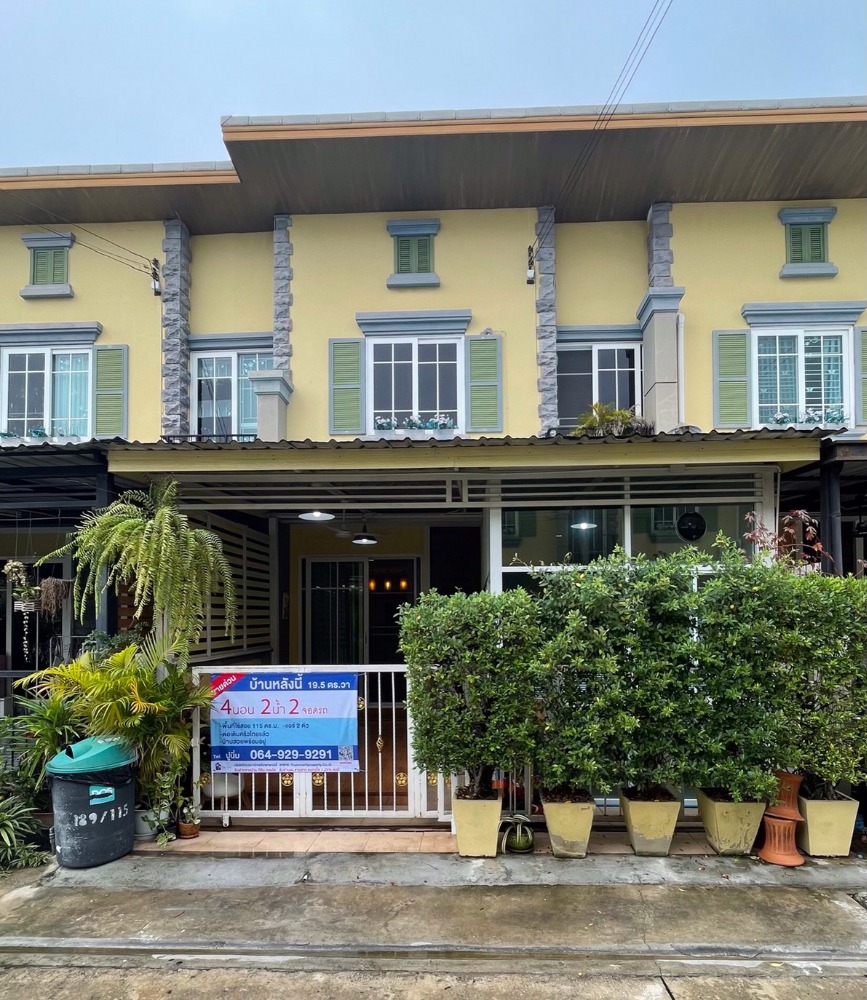 For SaleTownhousePattanakan, Srinakarin : Quick sale, Townhouse Golden Town 2, add the front of the house.