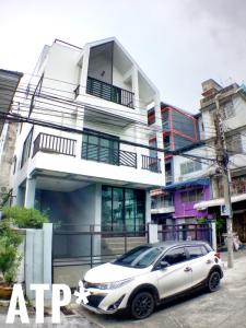 For SaleHouseLadprao101, Happy Land, The Mall Bang Kapi : **Sale 12MB** Detached house in industrial loft style, 27 sq m / 4 floors / 5 bedrooms / 4 bathrooms + water heater / complete air conditioner + curtains in the back / 2 parking spaces @ Ladprao 101