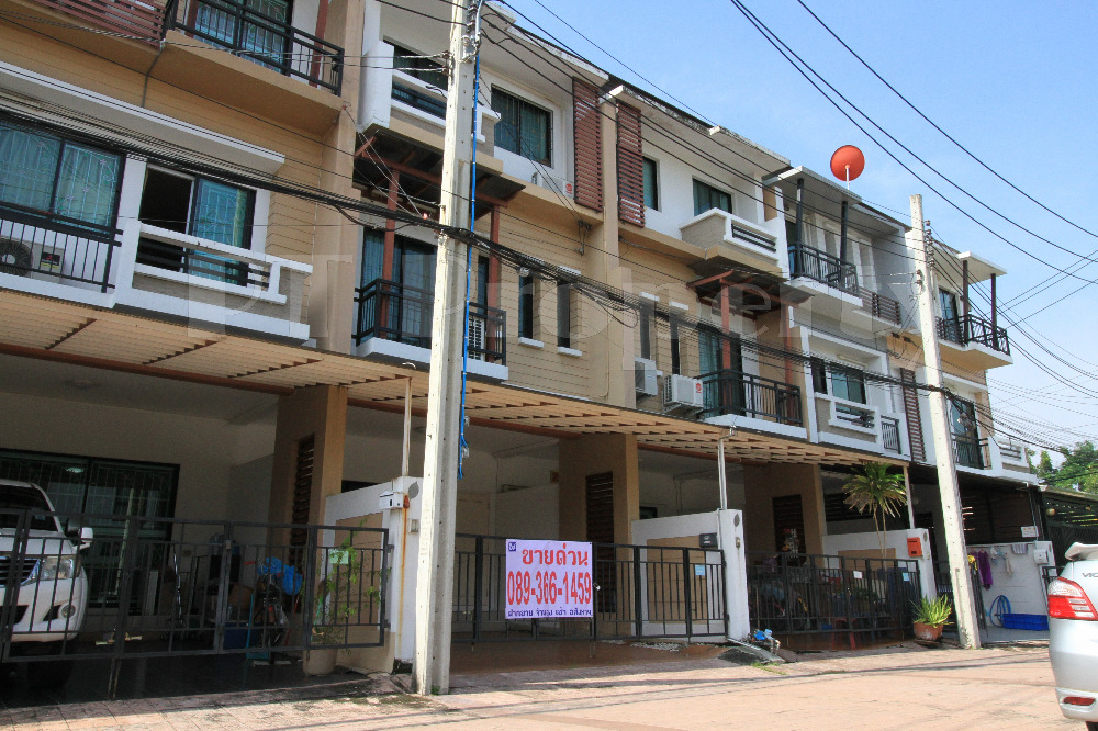 For SaleTownhouseOnnut, Udomsuk : Easy to enter the city, the location is very safe, near the security guards, near the entrance and exit. wide road in front of the house