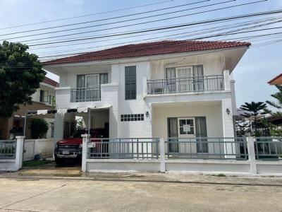 For RentHousePathum Thani,Rangsit, Thammasat : RH746 House for rent in Lam Luk Ka area, 4 bedrooms, 2 bathrooms, air conditioner, CCTV around the house, refrigerator, washing machine, microwave, bed, TV with Android box.