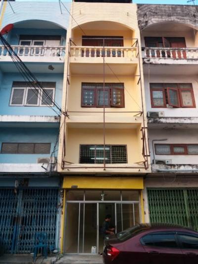 For RentShophouseRathburana, Suksawat : Commercial building for rent in Pracha Uthit area, good location, suitable for opening a shop / SME / wholesaler, storage or office, etc.