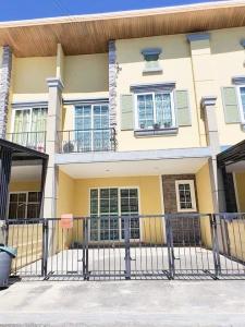 For SaleTownhouseOnnut, Udomsuk : Townhome for sale (2 floors) Golden Town 2 On Nut - Phatthanakan 130 sqm. 21.2 sq.wa. Empty house with 4 air conditioners and built-in kitchen.