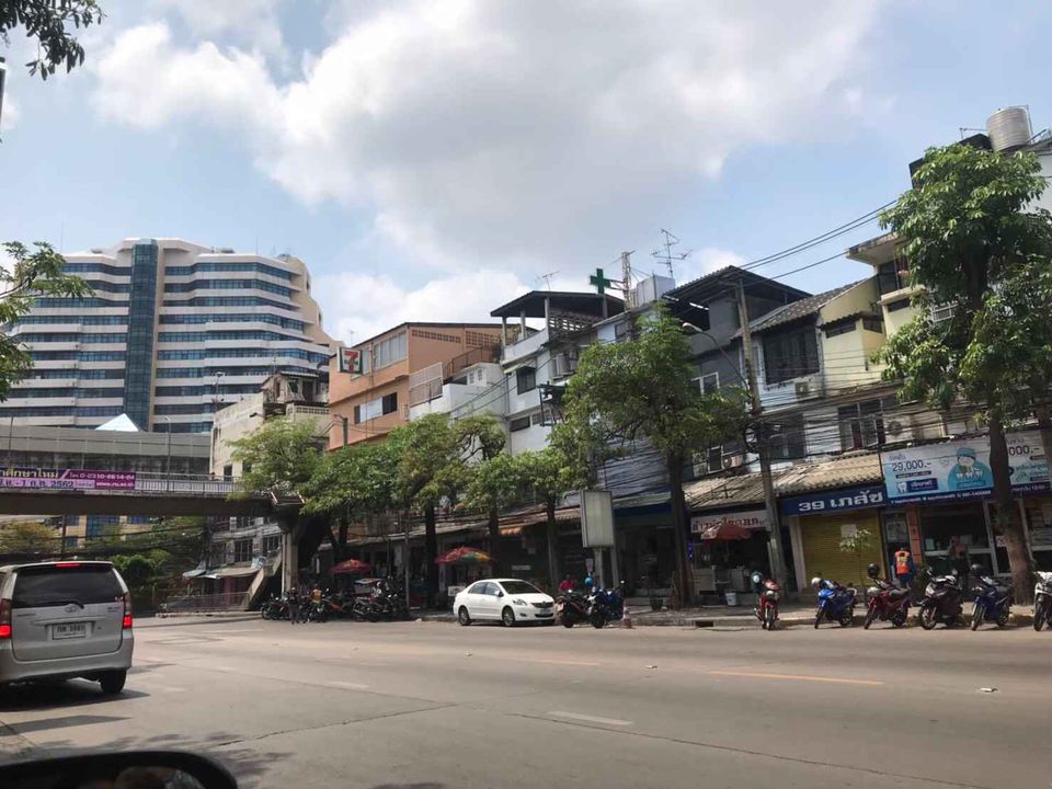 For SaleShophouseRamkhamhaeng, Hua Mak : # Commercial building for sale In front of Wat Thep Leela Adjacent to Ramkhamhaeng Road 39 * Commercial building 3 and a half floors * Area 15 sq.wa. * In front of Ramkhamhaeng 39 Road, suitable for trading or doing business *** Selling price is 8,800,000