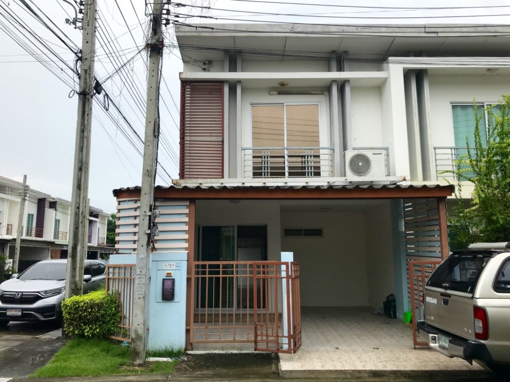 For SaleTownhouseNawamin, Ramindra : Townhouse behind the corner of 20 sq m., Panya Indra Golf Course area, good condition, accessible to many routes, near Pruksa Town-next University.