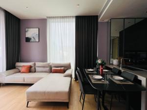 ให้เช่าคอนโดวิทยุ ชิดลม หลังสวน : For rent: 28 Chidlom. Nice décor , close to bts Chidlom Type 2 beds. ….Sukhumvit Road