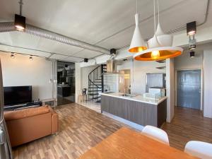 For RentCondoSukhumvit, Asoke, Thonglor : Highest Floor! 2 Bedrooms Duplex In Thonglor By Nestcovery Realty