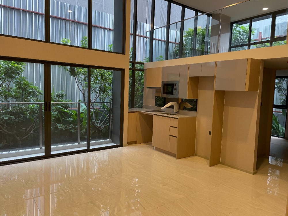 For SaleCondoSukhumvit, Asoke, Thonglor : Condo for sale, Townhouse Asoke, 2nd floor, usable area 67.79 sq m, LOFT room, 2 bedrooms, 2 bathrooms, low rise condo, Japanese style, in Soi Sukhumvit 23, away from BTS Asoke &amp; MRT Sukhumvit 600 m. Quiet atmosphere. Surrounded by green space