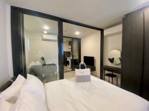 For RentCondoRatchadapisek, Huaikwang, Suttisan : New rooms, beautiful, nice to live in. XT Huai Khwang has many rooms, new rooms, unpacked boxes, never had residents, next to Ratchada Road, near Mrt Huai Khwang. Interested in making an appointment to watch?