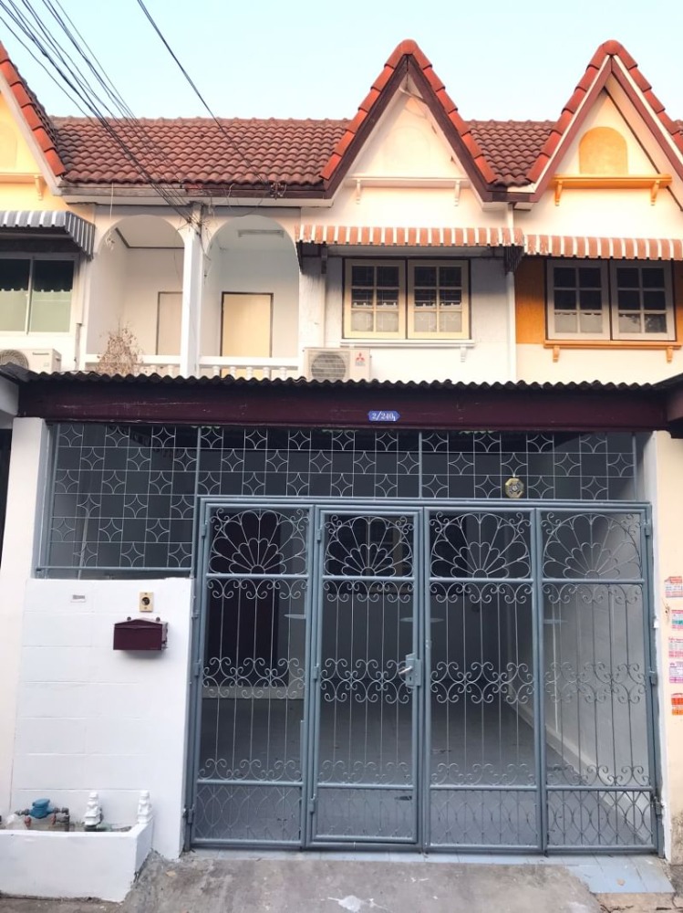 For SaleTownhouseKasetsart, Ratchayothin : Selling cheap 2 million townhouse 2 floors near Saphan Mai BTS station.