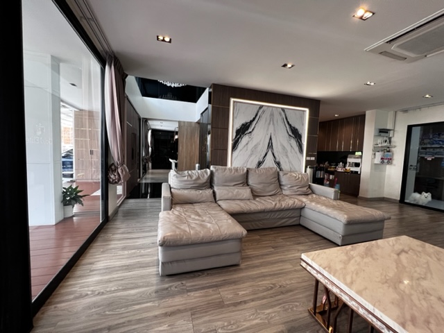 For SaleTownhouseSathorn, Narathiwat : Urgent sale!!! Baan Klang Krung Sathorn, Charoen Rat, large house, 68.9 sq wa, 3 bedrooms, 4 bathrooms, price negotiable