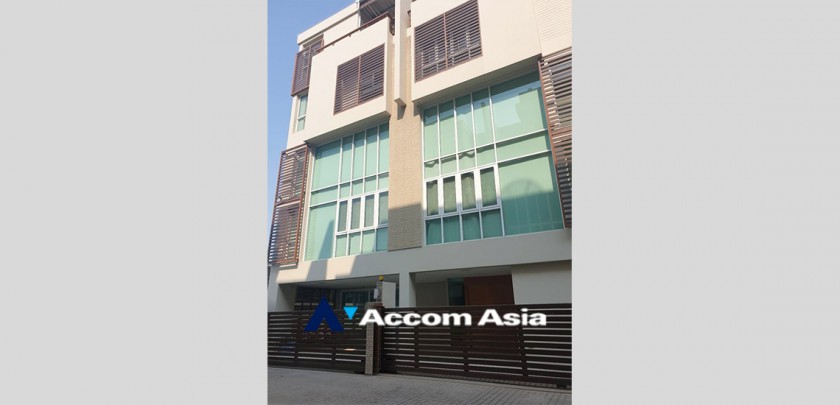 For SaleTownhouseSukhumvit, Asoke, Thonglor : Pet-friendly | 6 Bedrooms Townhouse For Sale in Sukhumvit, Bangkok near BTS Ekkamai at The Parklane 12 AA32546