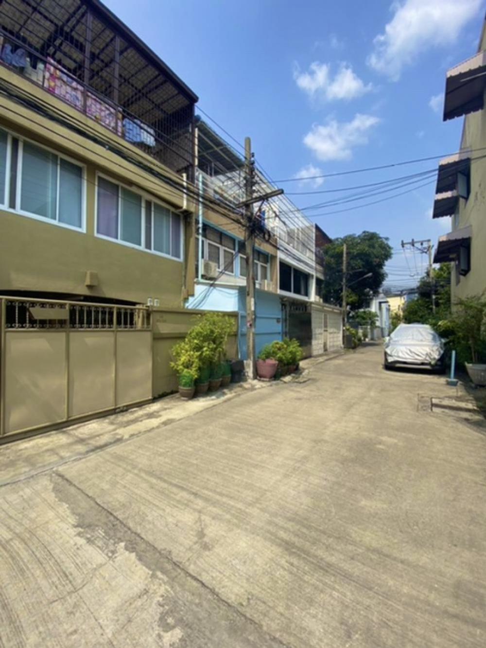 For RentHouseSathorn, Narathiwat : 🪭House for rent in Sathorn District, Yenchit, St. Louis 🪭 🚘🚖🚘Just the parking is worth it, can park 3 cars, very good price, very convenient, near Mahanakhon Building✔️6 bedrooms, 2 bathrooms, has a rooftop, usable area 130 sq m, Soi Yenjit. Ready to move