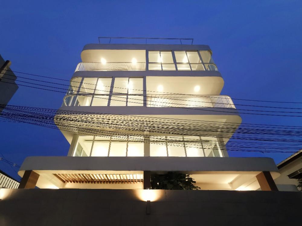 For SaleHome OfficeOnnut, Udomsuk : The owner post - 5 storey Home office/ detached house for sale, near BTS OnNut 1.4 km., near shopping mall 450 m.