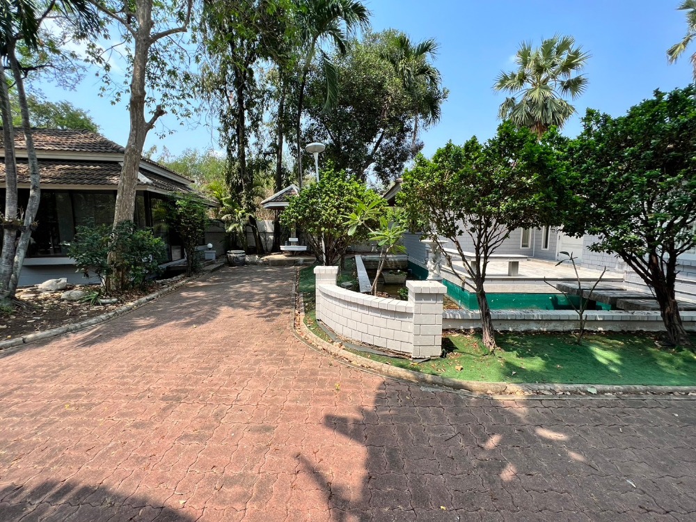 For RentHouseChaengwatana, Muangthong : Single house with Land area 100 sq.wa. 5 bedrooms 5 bathrooms in Muang Thong Thani and Can register company