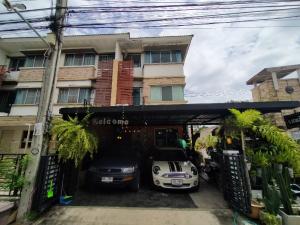 For SaleTownhouseLadkrabang, Suwannaphum Airport : Townhome King Kaew for sale, 3 floors, 31 sq.wa., behind the edge of the garden, cheap price, good location, ready to move in