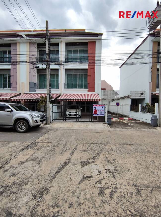 For SaleTownhouseLadprao101, Happy Land, The Mall Bang Kapi : Townhome for sale, Baan Klang Muang, Ladprao 87, behind the corner near CDC.