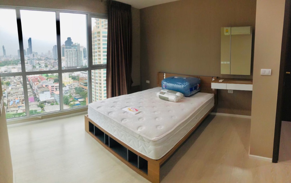 For RentCondoSathorn, Narathiwat : Room for rent in the heart of Sathorn Condo Rhythm Sathorn Narathiwat 60 sqm 2 bed 2 bath corner room 20th floor 26,000 baht per month contact 0954935293 (owner) not accepting agents / not accepting marketing