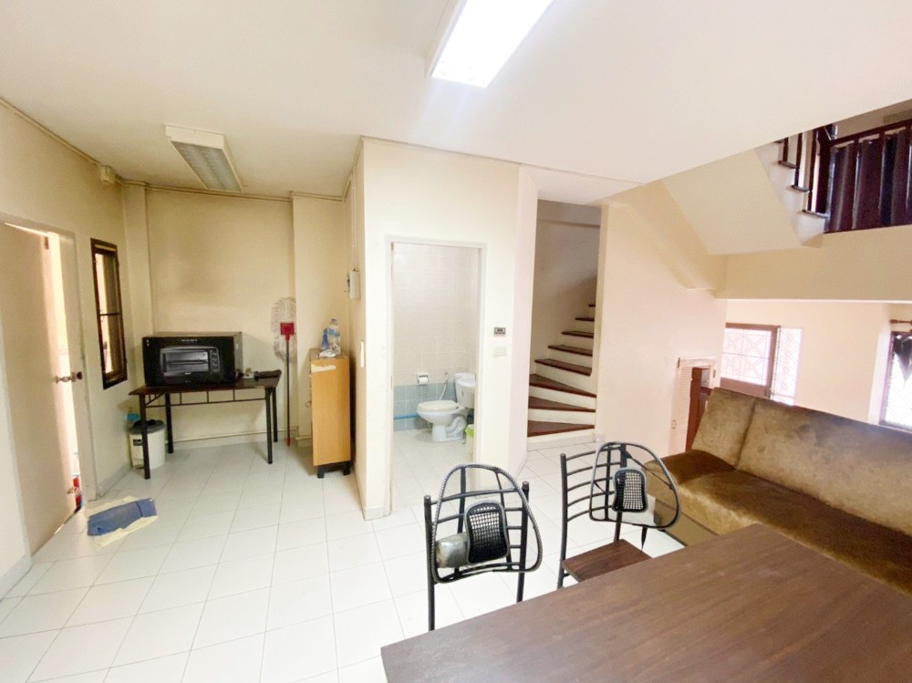 For SaleTownhouseRatchadapisek, Huaikwang, Suttisan : Townhome for sale (3 floors) Baan Klang Muang. Ratchada-Mengjai 1, size 21.9 sq wa, 240 sq m. with furniture.