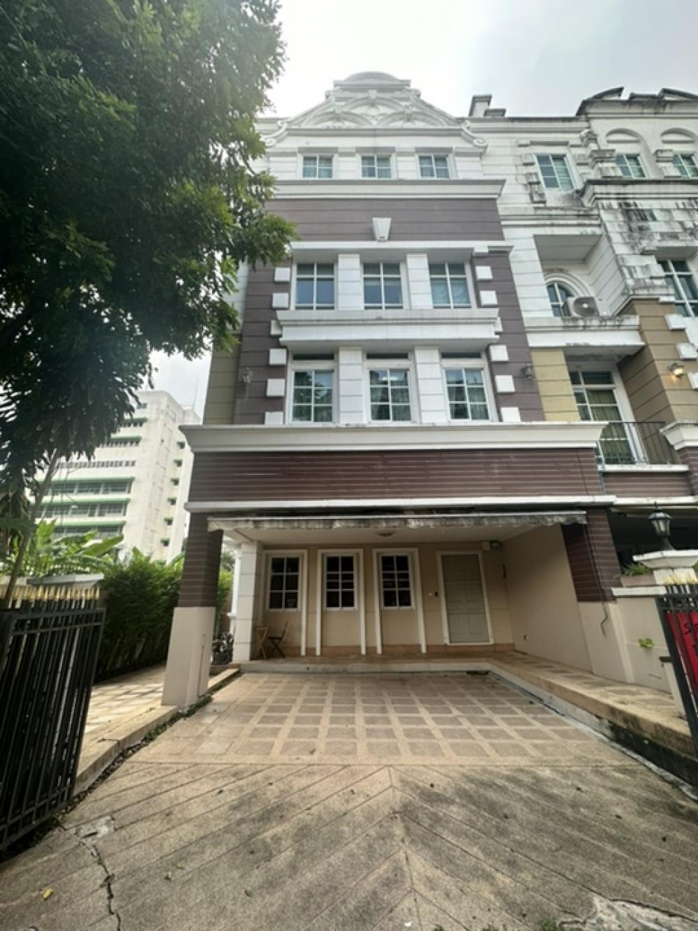 For SaleTownhouseOnnut, Udomsuk : Urgent for sale 3.5 storey townhouses in Soi Sukhumvit 101/1 in the village behind the corner. The usable area is about 250 square meters, with an area next to the house.