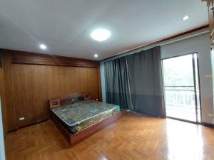 For RentHouseSriracha Laem Chabang Ban Bueng : For rent : 2 storey detached house : 1 large country home village, very wide area The interior is decorated with teak. Fully furnished and ready to move in. * Behind the rim, very private*, Surasak Subdistrict, Sa Racha District, Chonburi Province
