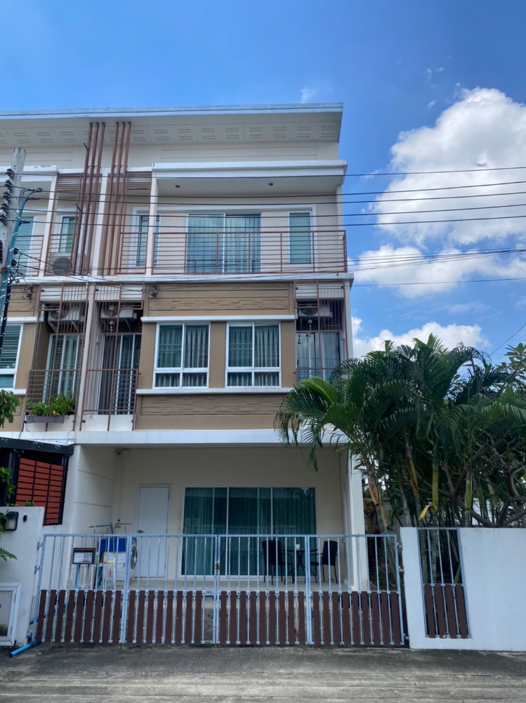 For SaleTownhousePattanakan, Srinakarin : Urgent sale, 3-storey townhome, Villete City, Phatthanakan 38.