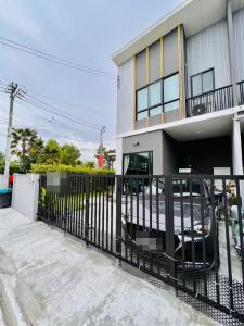 For RentTownhouseLadkrabang, Suwannaphum Airport : Townhome for rent The Tham Signature On Nut-Motorway. Fully furnished, 2 parking spaces