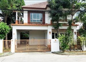 For SaleHouseLadkrabang, Suwannaphum Airport : Single detached house for sale at Atoll Maldives Palm Bangna-Wongwaen, in front of the front of the house, next to the clubhouse.