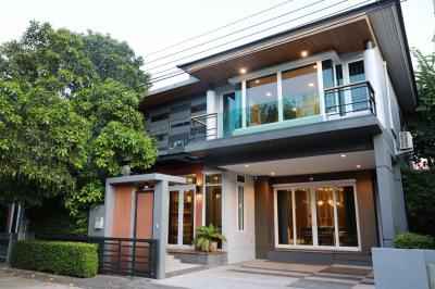 For SaleHouseLadprao, Central Ladprao : 2-storey luxury modern loft detached house for sales, The Gallery House Pattern in Ladprao Soi 1 near MRT and BTS Sky Train.