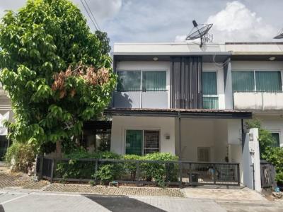For RentTownhouseYothinpattana,CDC : Townhouse for rent, behind the corner, Pruksa Town Prive, along the Ekamai-Ramintra Expressway, registered company / can raise pets Tel.088-818-1859