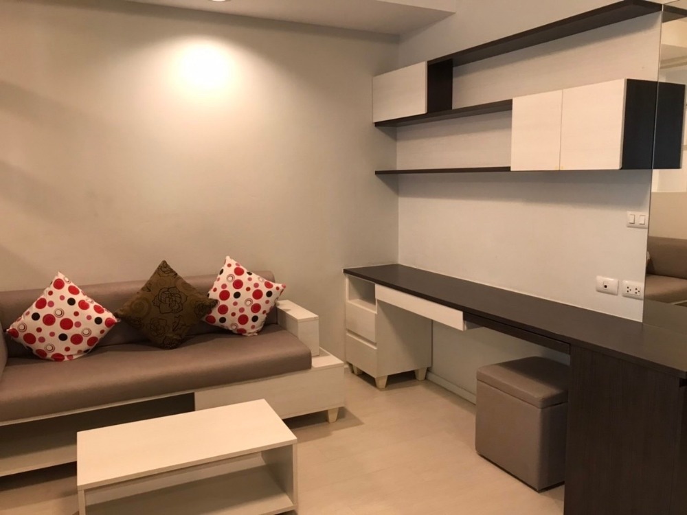 For RentCondoOnnut, Udomsuk : For rent, The log 3, Building B, 5th floor, 28 sq.m., fully furnished and electrical appliances. There is a washing machine 6,500 baht only! near seacon square There is a swimming pool and fitness near Sukhumvit and Srinakarin roads.
