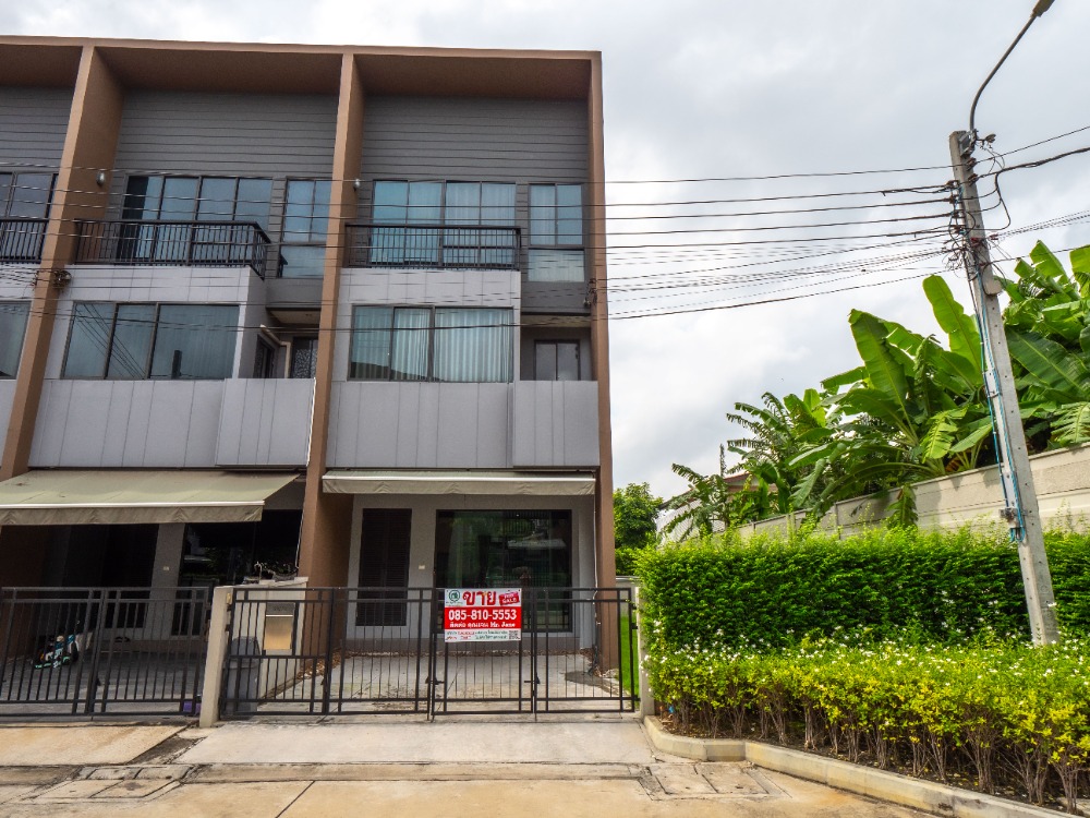 For SaleTownhouseMin Buri, Romklao : Townhome for sale, 3 floors, 38.5 sq m. (House 18.5 + land next to the house 20 sq m.) Usable area 160 sq m. Baan Klang Muang Rama 9 project, Krungthep Kreetha, along the expressway ring.