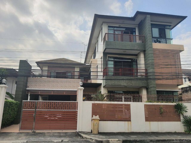 For RentHouseRatchadapisek, Huaikwang, Suttisan : RH1015 3-storey detached house for rent in Huai Khwang area, Meng Jai, 5 bedrooms, large back, ready to rent.