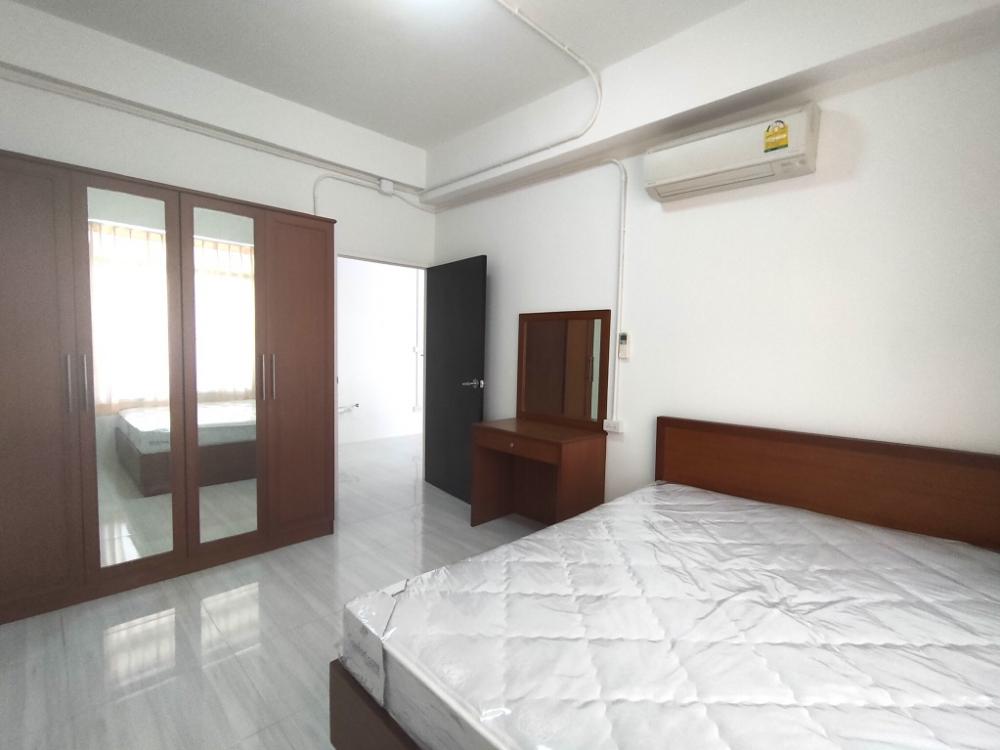 For SaleCondoPattanakan, Srinakarin : Sale St. Charm Condo. Soi Srinakarin 45 at the entrance of the yellow line electric station Station name Srinakarin 38, only 3 minutes, location 100 full 100 at a low price