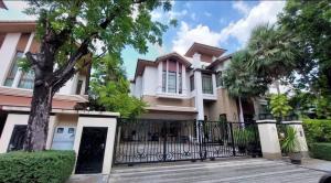 For RentHouseSukhumvit, Asoke, Thonglor : Masterpiece luxury house for rent in the heart of Sukhumvit, Bangkok with private pool. There is a jacuzzi, a big house on the corner, near a large garden and a clubhouse on a 6-lane main road. It is an example of a luxury project. “British noble style“ m