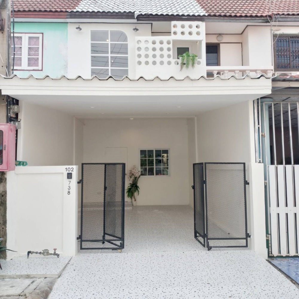 For SaleTownhousePathum Thani,Rangsit, Thammasat : 2 storey townhouse for sale, Kritsana Village 2, newly decorated, beautiful condition, ready to move in.