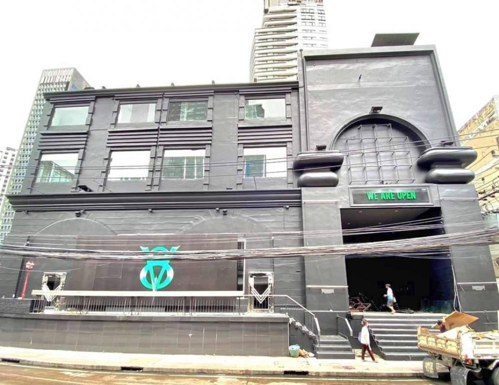 For RentRetailNana, North Nana,Sukhumvit13, Soi Nana : Rental : Commercial Buidling In Nana , 3 Storeys , 5500 sqm • Deposit 6 Months • Advance 1 Months 🔥🔥Rental Price: 4,000,000 THB / Month 🔥🔥• Pub & Restaurant • Clinic • Office • Fitness #Condorental #Fullfurnished#Electricity#PSLiving📌R