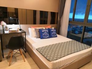 For RentCondoBangna, Bearing, Lasalle : Condo for rent, Ideo Mobi Sukhumvit Eastpoint (Ideo Mobi Sukhumvit Eastpoint), convenient transportation, near BTS Bangna, furniture and electrical appliances, ready to move in.