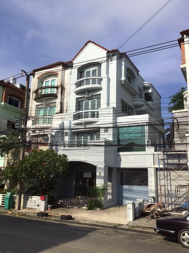 For SaleHome OfficeYothinpattana,CDC : 4 storey townhouse for sale, very good location, Ban Suan Suetrong University. Soi Praditmanutham 10 (Soi Ruam Nam Chai) or enter Soi Ladprao 87