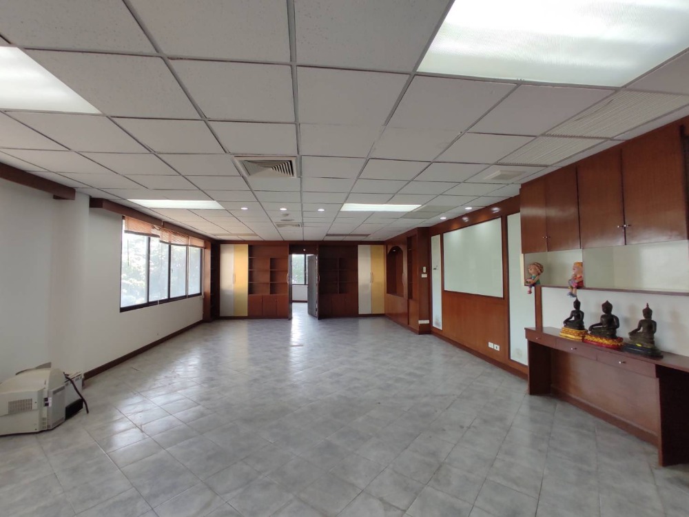 For RentOfficeWongwianyai, Charoennakor : ⛳️ Office for rent near BTS Charoen Nakhon, beautiful room, decorated, fully furnished, ready to work. Roadside building, convenient to travel