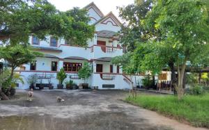 For SaleHouseBuri Ram : Urgent sale!!!!! 2 storey detached house with land 1-1-20 rai, Mueang Buriram, next to the road on 2 sides, 40 x 44 meters.