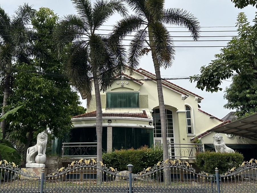 For SaleHouseNakhon Pathom, Phutthamonthon, Salaya : House for sale, lake view, Ladawan Village. Pinklao-Borommaratchachonnani