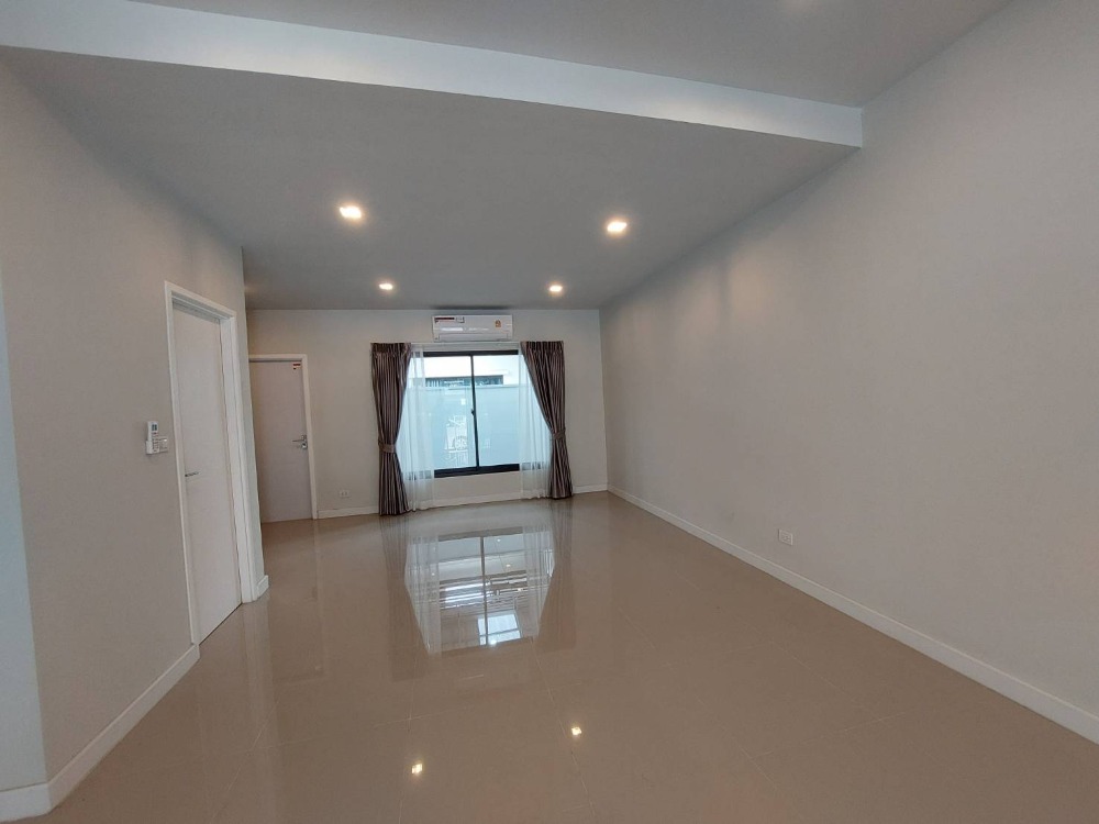 For RentTownhouseSamut Prakan,Samrong : Townhome PLEX Bangna PLEX BANGNA, next to Bangna Road, beautiful, the owner has never lived. Suitable for living and doing office